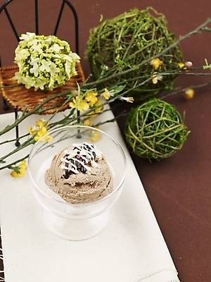 포토 JPG 스튜디오촬영 그릇 꽃 음식 의자 아이스크림 디저트 실내 사람없음 장식 세로 장난감 장미 초콜릿 시럽 유리그릇 믹싱볼 국내포토 식물 식기 가구 유리 내부 파일형식