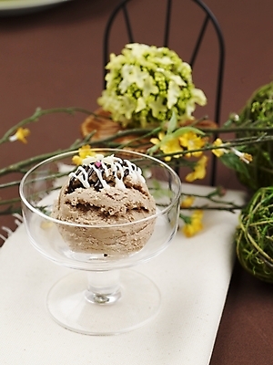 포토 JPG 스튜디오촬영 그릇 꽃 음식 의자 아이스크림 디저트 실내 사람없음 장식 세로 장난감 장미 초콜릿 시럽 유리그릇 믹싱볼 국내포토 식물 식기 가구 유리 내부 파일형식