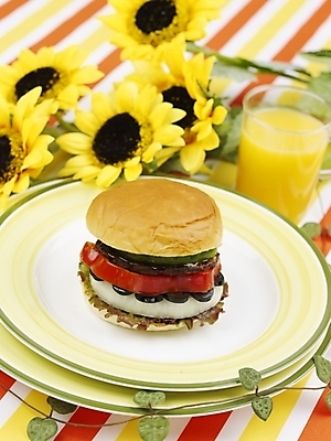 포토 JPG 스튜디오촬영 식물 그릇 접시 꽃 음료 음식 포크 해바라기 잔 패스트푸드 실내 근접촬영 사람없음 장식 세로 노란색 주스 햄버거 식탁보 오렌지주스 오브젝트 국내포토 식기 뷰포인트 컬러 내부 인스턴트 과일주스 파일형식