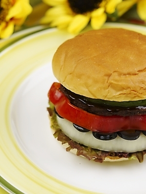 포토 JPG 스튜디오촬영 식물 그릇 접시 꽃 음료 음식 포크 탁자 해바라기 잔 패스트푸드 실내 근접촬영 사람없음 장식 세로 노란색 주스 햄버거 식탁보 오렌지주스 오브젝트 국내포토 식기 뷰포인트 컬러 가구 내부 인스턴트 과일주스 파일형식