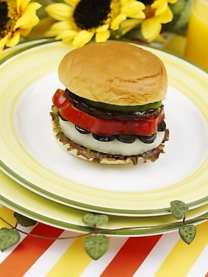 포토 JPG 스튜디오촬영 식물 그릇 접시 꽃 음료 음식 포크 해바라기 잔 패스트푸드 실내 사람없음 장식 세로 노란색 주스 햄버거 식탁보 오렌지주스 오브젝트 국내포토 식기 컬러 내부 인스턴트 과일주스 파일형식