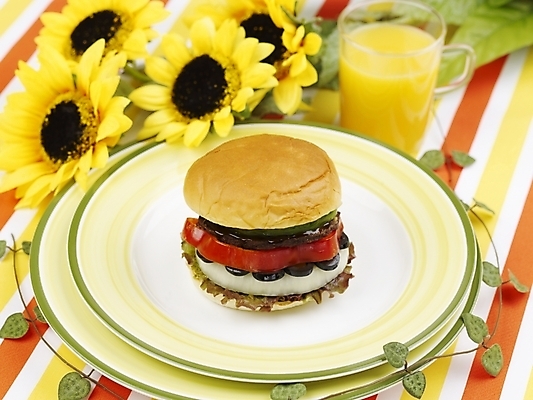 포토 JPG 스튜디오촬영 식물 그릇 접시 꽃 음료 음식 포크 탁자 해바라기 잔 패스트푸드 실내 사람없음 장식 가로 노란색 주스 햄버거 식탁보 오렌지주스 오브젝트 국내포토 식기 컬러 가구 내부 인스턴트 과일주스 파일형식