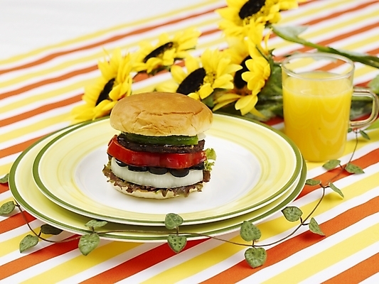 포토 JPG 스튜디오촬영 식물 그릇 접시 꽃 음료 음식 포크 탁자 해바라기 잔 패스트푸드 실내 사람없음 장식 가로 노란색 주스 햄버거 식탁보 오렌지주스 덩굴 오브젝트 국내포토 식기 컬러 가구 내부 인스턴트 과일주스 파일형식