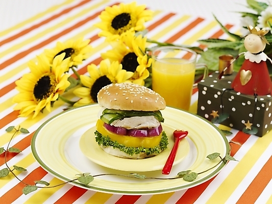 포토 JPG 스튜디오촬영 식물 그릇 접시 꽃 음료 음식 포크 탁자 해바라기 잔 패스트푸드 실내 근접촬영 사람없음 장식 가로 장미 노란색 주스 피규어 햄버거 식탁보 오렌지주스 덩굴 오브젝트 국내포토 식기 뷰포인트 컬러 가구 내부 미니어처 인스턴트 과일주스 파일형식