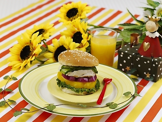 포토 JPG 스튜디오촬영 식물 그릇 접시 꽃 음료 음식 포크 해바라기 잔 패스트푸드 실내 근접촬영 사람없음 장식 가로 장난감 노란색 주스 햄버거 식탁보 오렌지주스 오브젝트 국내포토 식기 뷰포인트 컬러 내부 인스턴트 과일주스 파일형식