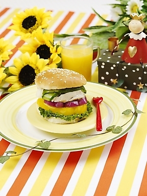 포토 JPG 스튜디오촬영 식물 그릇 접시 꽃 음료 음식 포크 탁자 해바라기 잔 패스트푸드 실내 사람없음 장식 세로 장난감 노란색 주스 피규어 햄버거 식탁보 오렌지주스 덩굴 오브젝트 국내포토 식기 컬러 가구 내부 미니어처 인스턴트 과일주스 파일형식