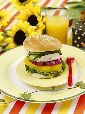 포토 JPG 스튜디오촬영 식물 그릇 접시 꽃 음료 음식 포크 해바라기 잔 패스트푸드 실내 근접촬영 사람없음 장식 세로 장난감 노란색 주스 햄버거 식탁보 오렌지주스 오브젝트 국내포토 식기 뷰포인트 컬러 내부 인스턴트 과일주스 파일형식