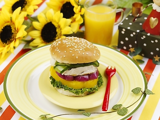 포토 JPG 스튜디오촬영 식물 그릇 접시 꽃 음료 음식 포크 탁자 해바라기 잔 패스트푸드 실내 근접촬영 사람없음 장식 가로 장난감 노란색 주스 피규어 햄버거 식탁보 오렌지주스 오브젝트 국내포토 식기 뷰포인트 컬러 가구 내부 미니어처 인스턴트 과일주스 파일형식