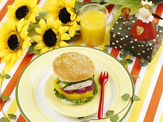 포토 JPG 스튜디오촬영 식물 그릇 접시 꽃 음료 음식 포크 탁자 해바라기 잔 패스트푸드 실내 사람없음 장식 가로 빨간색 하이앵글 장난감 노란색 주스 피규어 햄버거 식탁보 오렌지주스 오브젝트 국내포토 식기 뷰포인트 컬러 가구 내부 미니어처 인스턴트 과일주스 파일형식