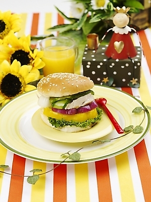 포토 JPG 스튜디오촬영 그릇 접시 음료 음식 포크 해바라기 잔 패스트푸드 실내 사람없음 장식 세로 노란색 주스 피규어 햄버거 식탁보 오렌지주스 국내포토 식기 꽃 컬러 내부 미니어처 인스턴트 과일주스 파일형식