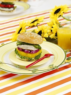 포토 JPG 스튜디오촬영 그릇 접시 음료 음식 포크 해바라기 잔 패스트푸드 실내 사람없음 세로 노란색 주스 햄버거 식탁보 오렌지주스 국내포토 식기 꽃 컬러 내부 인스턴트 과일주스 파일형식