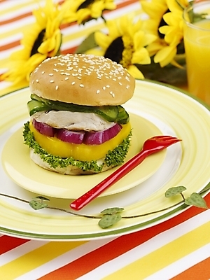 포토 JPG 스튜디오촬영 식물 그릇 접시 음료 음식 포크 나뭇잎 해바라기 잔 패스트푸드 실내 근접촬영 사람없음 빨간색 세로 노란색 주스 햄버거 식탁보 오렌지주스 국내포토 식기 꽃 뷰포인트 컬러 잎 내부 인스턴트 과일주스 파일형식