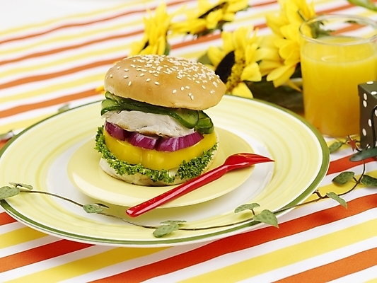 포토 JPG 스튜디오촬영 그릇 접시 꽃 음료 음식 포크 탁자 해바라기 잔 패스트푸드 실내 사람없음 장식 가로 노란색 주스 햄버거 식탁보 오렌지주스 국내포토 식물 식기 컬러 가구 내부 인스턴트 과일주스 파일형식