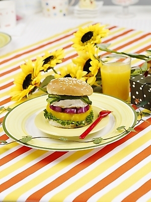 포토 JPG 스튜디오촬영 식물 그릇 접시 꽃 음료 음식 포크 해바라기 잔 패스트푸드 실내 사람없음 빨간색 세로 노란색 주스 햄버거 식탁보 오렌지주스 국내포토 식기 컬러 내부 인스턴트 과일주스 파일형식