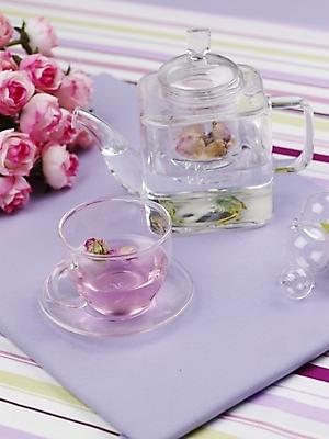 포토 JPG 스튜디오촬영 꽃 음료 음식 분홍색 주전자 잔 실내 사람없음 장식 세로 장미 차 찻잔 찻주전자 유리주전자 장미차 국내포토 식물 식기 컬러 유리 주방용품 내부 꽃차 파일형식