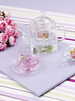 포토 JPG 스튜디오촬영 꽃 음료 음식 분홍색 주전자 잔 실내 사람없음 장식 세로 장미 차 찻잔 찻주전자 유리주전자 장미차 국내포토 식물 식기 컬러 유리 주방용품 내부 꽃차 파일형식