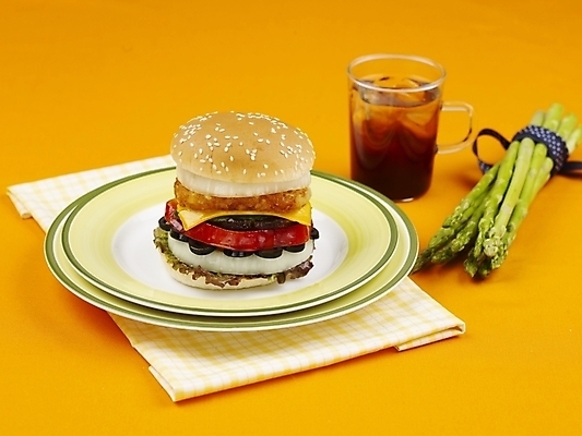 포토 JPG 스튜디오촬영 그릇 접시 음료 음식 잔 패스트푸드 실내 사람없음 장식 가로 햄버거 아스파라거스 콜라 치즈버거 국내포토 식기 채소 내부 인스턴트 탄산음료 파일형식