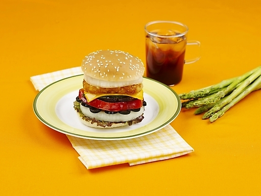 포토 JPG 스튜디오촬영 그릇 접시 음료 음식 잔 패스트푸드 실내 사람없음 가로 햄버거 아스파라거스 콜라 치즈버거 국내포토 식기 채소 내부 인스턴트 탄산음료 파일형식