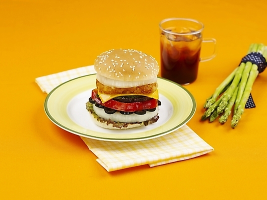 포토 JPG 스튜디오촬영 그릇 접시 음료 음식 잔 패스트푸드 실내 사람없음 장식 가로 햄버거 아스파라거스 콜라 치즈버거 국내포토 식기 채소 내부 인스턴트 탄산음료 파일형식