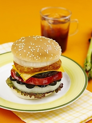 포토 JPG 스튜디오촬영 그릇 접시 음료 음식 잔 패스트푸드 실내 근접촬영 사람없음 장식 세로 햄버거 아스파라거스 콜라 치즈버거 국내포토 식기 뷰포인트 채소 내부 인스턴트 탄산음료 파일형식