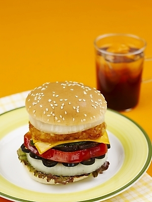 포토 JPG 스튜디오촬영 그릇 접시 음료 음식 잔 패스트푸드 실내 근접촬영 사람없음 장식 세로 햄버거 아스파라거스 콜라 치즈버거 국내포토 식기 뷰포인트 채소 내부 인스턴트 탄산음료 파일형식