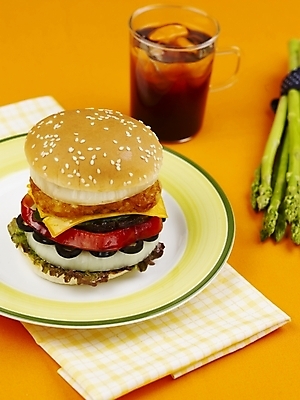 포토 JPG 스튜디오촬영 그릇 접시 음료 음식 잔 패스트푸드 실내 근접촬영 사람없음 장식 세로 햄버거 아스파라거스 콜라 치즈버거 국내포토 식기 뷰포인트 채소 내부 인스턴트 탄산음료 파일형식