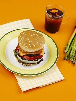 포토 JPG 스튜디오촬영 그릇 접시 음료 음식 잔 패스트푸드 실내 사람없음 장식 세로 하이앵글 햄버거 아스파라거스 콜라 치즈버거 국내포토 식기 뷰포인트 채소 내부 인스턴트 탄산음료 파일형식