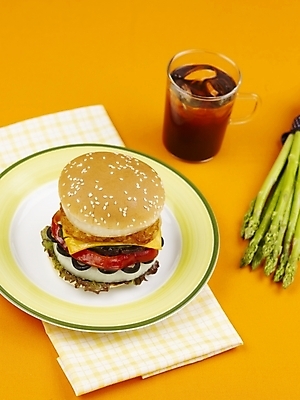 포토 JPG 스튜디오촬영 그릇 접시 음료 음식 잔 패스트푸드 실내 사람없음 장식 세로 하이앵글 햄버거 아스파라거스 콜라 치즈버거 국내포토 식기 뷰포인트 채소 내부 인스턴트 탄산음료 파일형식