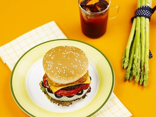 포토 JPG 스튜디오촬영 그릇 접시 음료 음식 잔 패스트푸드 실내 사람없음 장식 가로 햄버거 아스파라거스 콜라 치즈버거 국내포토 식기 채소 내부 인스턴트 탄산음료 파일형식