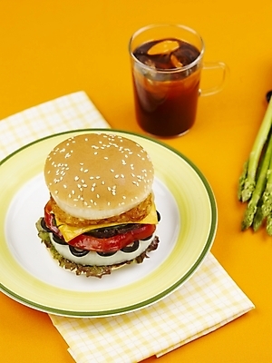 포토 JPG 스튜디오촬영 그릇 접시 음료 음식 잔 패스트푸드 실내 사람없음 장식 세로 햄버거 아스파라거스 콜라 치즈버거 국내포토 식기 채소 내부 인스턴트 탄산음료 파일형식