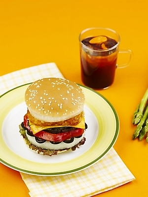 포토 JPG 스튜디오촬영 그릇 접시 음료 음식 잔 패스트푸드 실내 사람없음 장식 세로 햄버거 아스파라거스 콜라 치즈버거 국내포토 식기 채소 내부 인스턴트 탄산음료 파일형식
