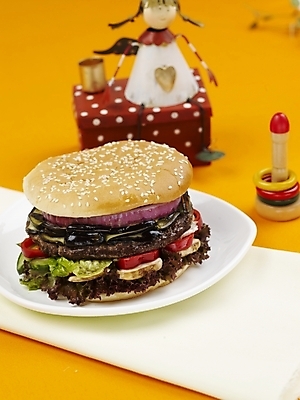 포토 JPG 스튜디오촬영 그릇 접시 음식 패스트푸드 실내 근접촬영 사람없음 장식 세로 피규어 햄버거 국내포토 식기 뷰포인트 내부 미니어처 인스턴트 파일형식