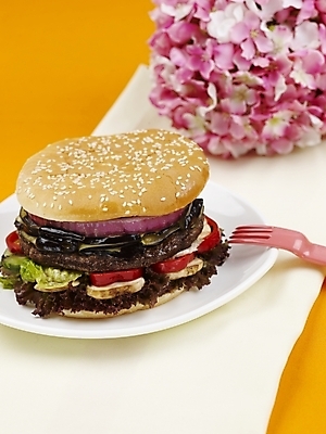 포토 JPG 스튜디오촬영 그릇 접시 꽃 음식 포크 패스트푸드 실내 근접촬영 사람없음 장식 세로 햄버거 국내포토 식물 식기 뷰포인트 내부 인스턴트 파일형식