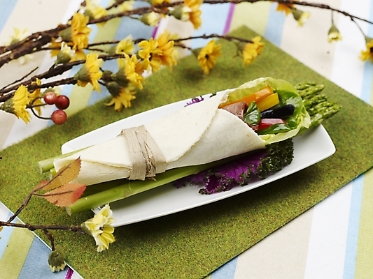 포토 JPG 스튜디오촬영 그릇 접시 꽃 음식 채소 서양음식 실내 사람없음 장식 가로 초록색 노란색 식탁보 타코 국내포토 식물 식기 컬러 내부 파일형식