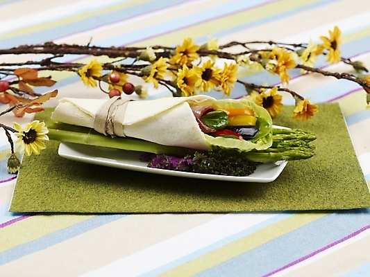 포토 JPG 스튜디오촬영 그릇 접시 꽃 음식 서양음식 실내 사람없음 장식 가로 초록색 노란색 식탁보 타코 국내포토 식물 식기 컬러 내부 파일형식