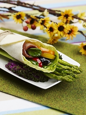 포토 JPG 스튜디오촬영 그릇 접시 꽃 음식 채소 서양음식 실내 근접촬영 사람없음 장식 세로 초록색 노란색 식탁보 타코 국내포토 식물 식기 뷰포인트 컬러 내부 파일형식