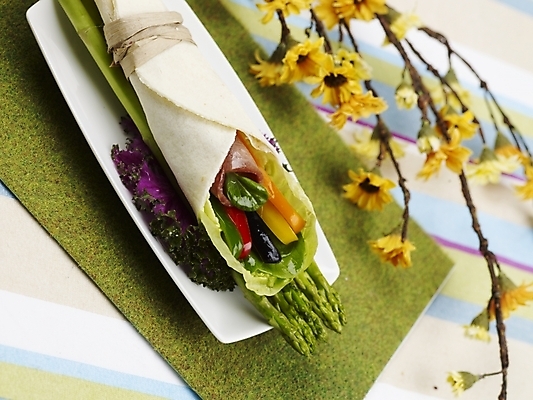 포토 JPG 스튜디오촬영 그릇 접시 꽃 음식 채소 서양음식 실내 사람없음 장식 가로 초록색 노란색 식탁보 타코 국내포토 식물 식기 컬러 내부 파일형식