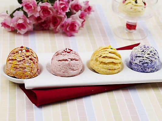 포토 JPG 스튜디오촬영 그릇 접시 꽃 음식 분홍색 아이스크림 디저트 실내 근접촬영 사람없음 장식 가로 국내포토 식물 식기 뷰포인트 컬러 내부 파일형식