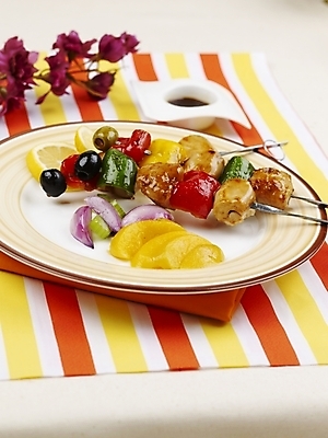 포토 JPG 스튜디오촬영 그릇 접시 꽃 음식 오렌지 피망 서양음식 실내 사람없음 장식 세로 초록색 노란색 꼬치 안주 간장 종지 꼬치요리 황도 국내포토 식물 식기 컬러 채소 과일 요리 내부 양념 복숭아 파일형식