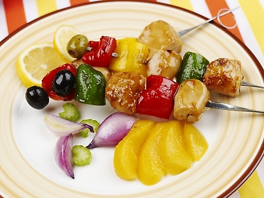 포토 JPG 스튜디오촬영 그릇 접시 음식 오렌지 피망 서양음식 실내 사람없음 장식 가로 초록색 노란색 꼬치 안주 꼬치요리 황도 국내포토 식기 컬러 채소 과일 요리 내부 복숭아 파일형식