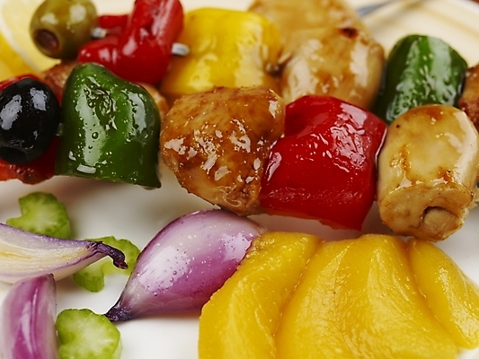 포토 JPG 스튜디오촬영 그릇 접시 음식 오렌지 피망 서양음식 실내 근접촬영 사람없음 장식 가로 초록색 노란색 닭고기 꼬치 안주 꼬치요리 황도 국내포토 식기 뷰포인트 컬러 채소 과일 육류 요리 내부 복숭아 파일형식