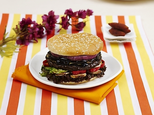 포토 JPG 스튜디오촬영 그릇 접시 꽃 음식 탁자 패스트푸드 실내 사람없음 장식 가로 보라색 햄버거 식탁보 흰색 국내포토 식물 식기 컬러 가구 내부 인스턴트 파일형식