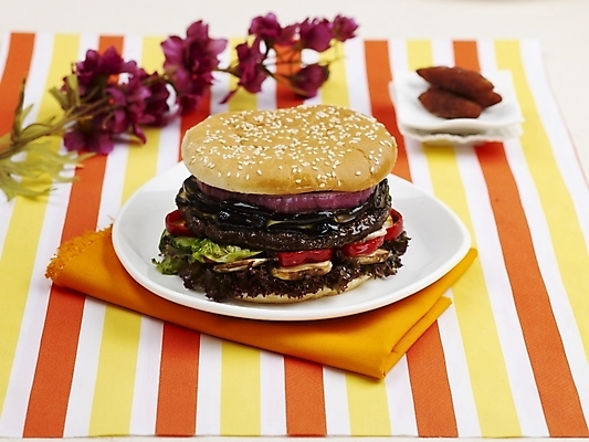 포토 JPG 스튜디오촬영 그릇 접시 꽃 음식 탁자 패스트푸드 실내 사람없음 장식 가로 보라색 햄버거 식탁보 흰색 국내포토 식물 식기 컬러 가구 내부 인스턴트 파일형식