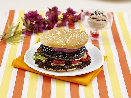 포토 JPG 스튜디오촬영 그릇 접시 꽃 음식 탁자 아이스크림 패스트푸드 실내 사람없음 장식 가로 보라색 햄버거 식탁보 흰색 국내포토 식물 식기 컬러 가구 디저트 내부 인스턴트 파일형식