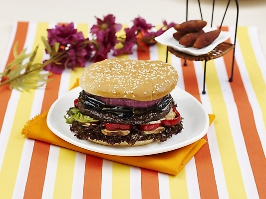 포토 JPG 스튜디오촬영 그릇 접시 꽃 음식 패스트푸드 실내 사람없음 장식 가로 보라색 햄버거 식탁보 흰색 국내포토 식물 식기 컬러 내부 인스턴트 파일형식