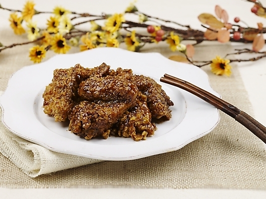 포토 JPG 스튜디오촬영 그릇 접시 꽃 음식 젓가락 서양음식 실내 사람없음 장식 가로 노란색 치킨 양념치킨 안주 국내포토 식물 식기 컬러 수저 내부 닭고기요리 파일형식