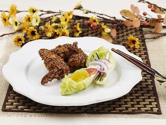 포토 JPG 스튜디오촬영 그릇 접시 꽃 음식 젓가락 서양음식 실내 근접촬영 사람없음 장식 가로 노란색 치킨 양념치킨 안주 국내포토 식물 식기 뷰포인트 컬러 수저 내부 닭고기요리 파일형식