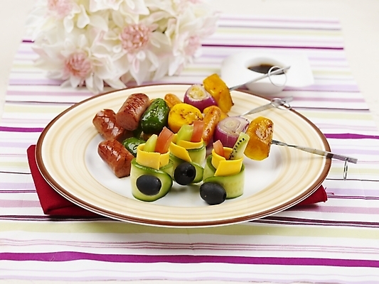 포토 JPG 스튜디오촬영 그릇 접시 꽃 음식 탁자 서양음식 실내 근접촬영 사람없음 장식 가로 식탁보 꼬치 안주 간장 종지 소시지요리 국내포토 식물 식기 뷰포인트 가구 내부 양념 파일형식