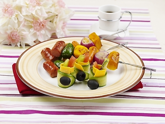 포토 JPG 스튜디오촬영 그릇 접시 음식 서양음식 실내 근접촬영 사람없음 장식 가로 식탁보 꼬치 안주 소시지요리 국내포토 식기 뷰포인트 내부 파일형식