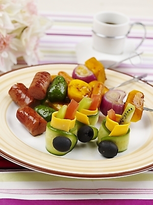 포토 JPG 스튜디오촬영 그릇 접시 꽃 커피 음식 탁자 서양음식 실내 근접촬영 사람없음 장식 세로 식탁보 꼬치 커피잔 안주 소시지요리 국내포토 식물 식기 음료 뷰포인트 가구 잔 내부 파일형식